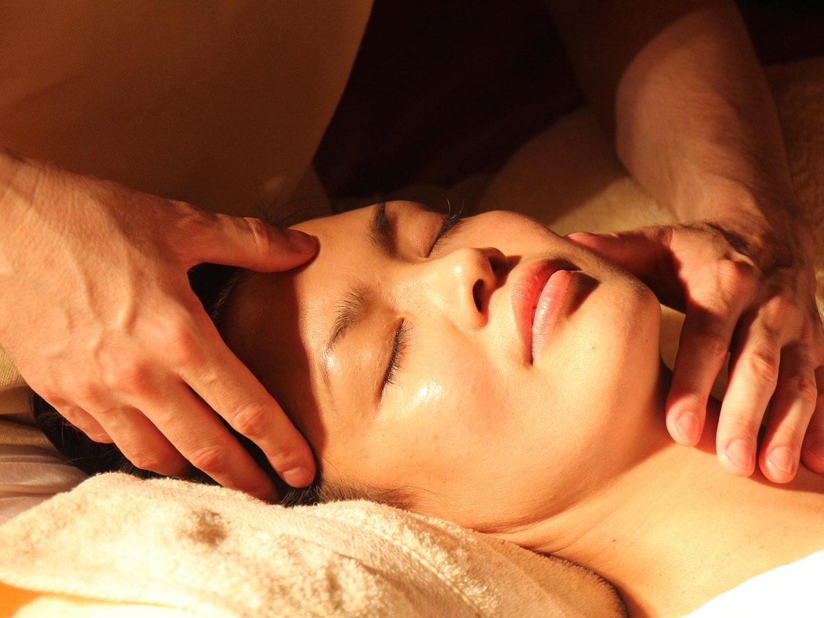 Massage par pression des doigts sur le dos