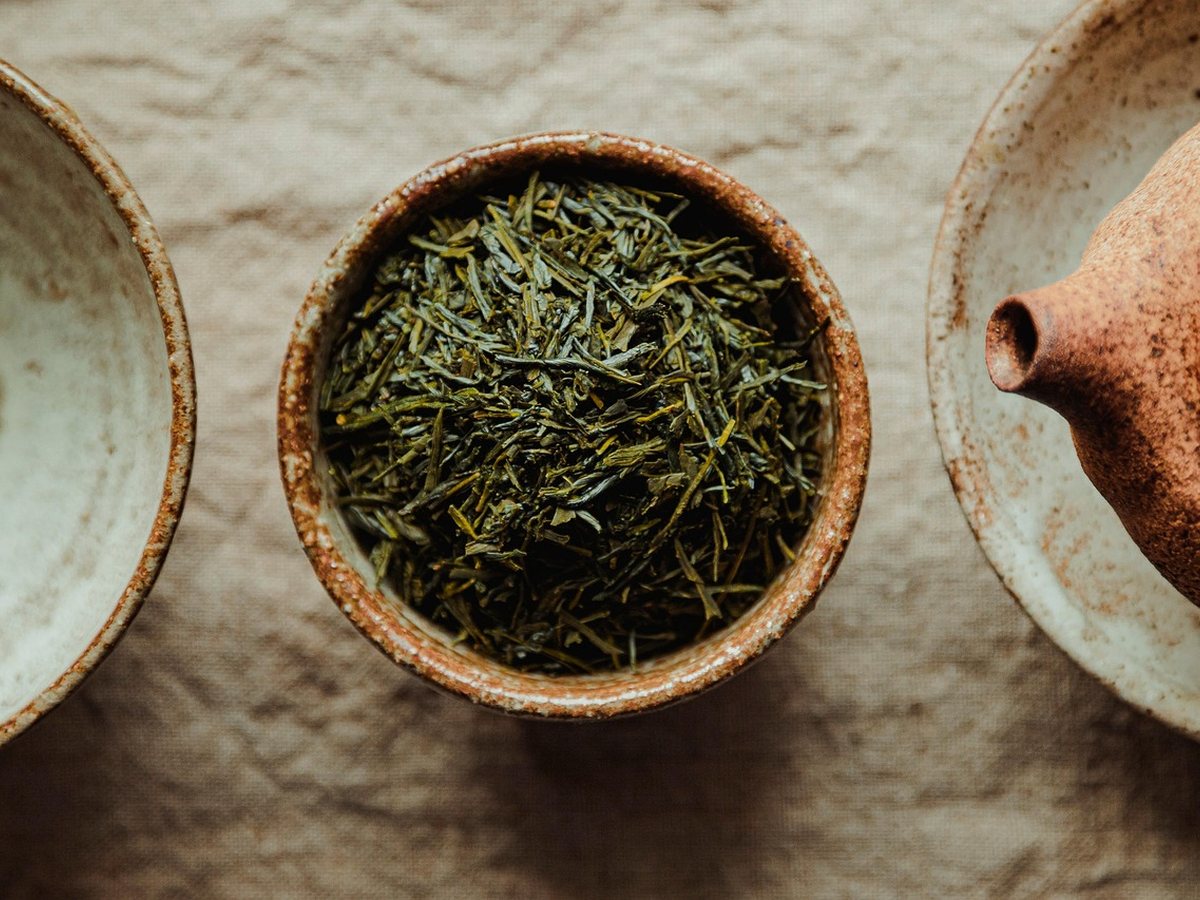 Thé vert servi dans une tasse en céramique